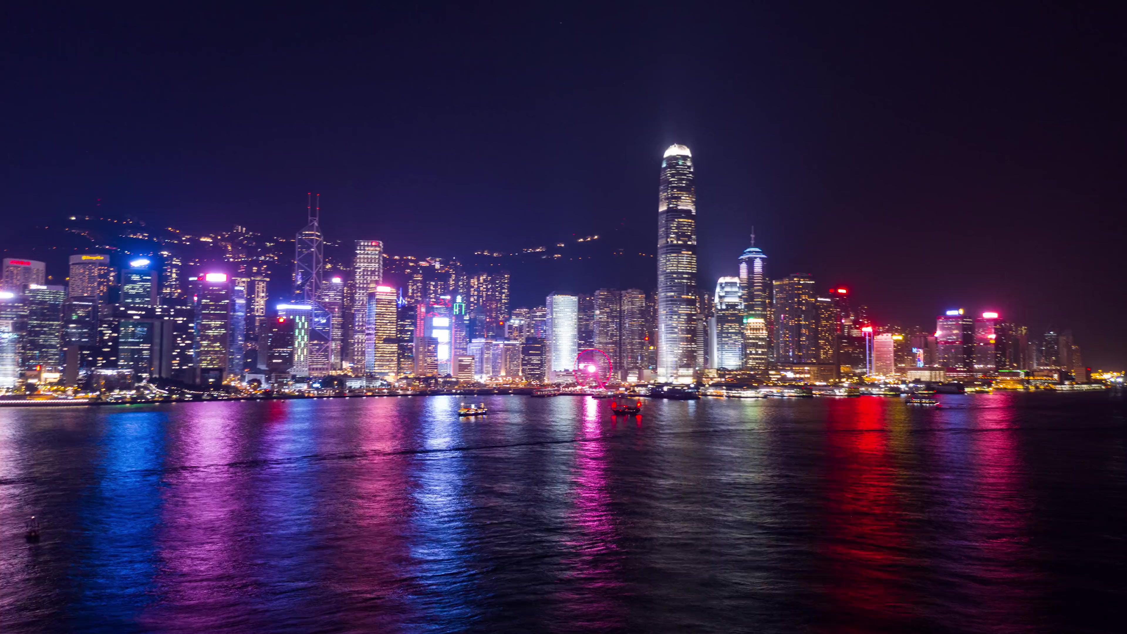 暮色中燈火璀璨的香港海濱